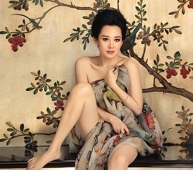 55岁的许晴真是越老越有感觉,风韵犹存老少通吃,为何至今未婚