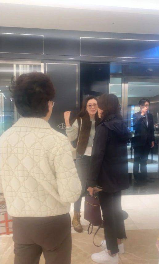 去年圣诞节,徐锦祥一家与李嘉欣妹妹李嘉铭前往日本旅游,被网友抓到.