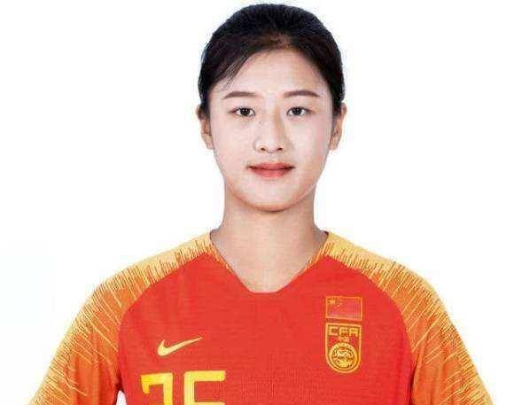 原创比韩端颜值还高担任队长与点球手这位小姑娘有望成为女足核心