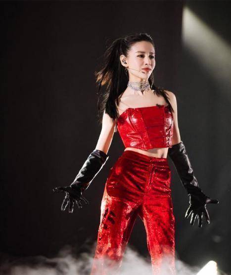 出轨离婚之后面相就变了,之前是真的像百合花一样.