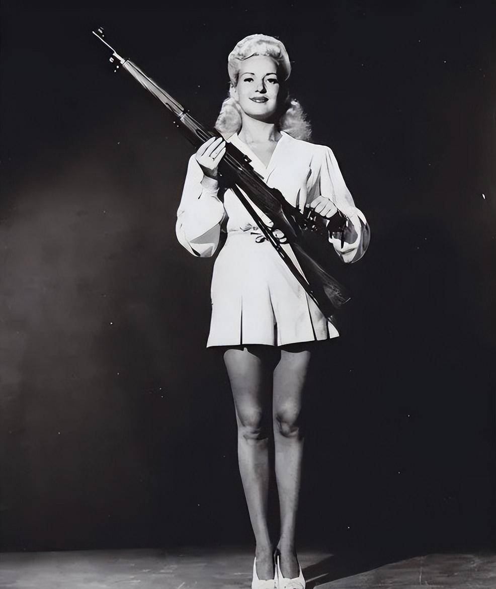 同样是在1943年,美国流行一张海报,那是27岁的葛莱宝穿着白色泳装