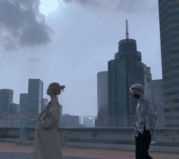 七鹤大人终于舍得跟女友秀恩爱,看到两人拥抱时的身高差,天造地设