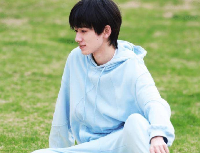 原创宋亚轩晒日常练舞视频一身黑色帅气又高冷谁料手臂线条更吸睛