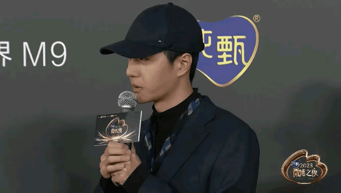 王一博你终于不戴帽子了!却被网友怀疑脱发才戴的假发引热议