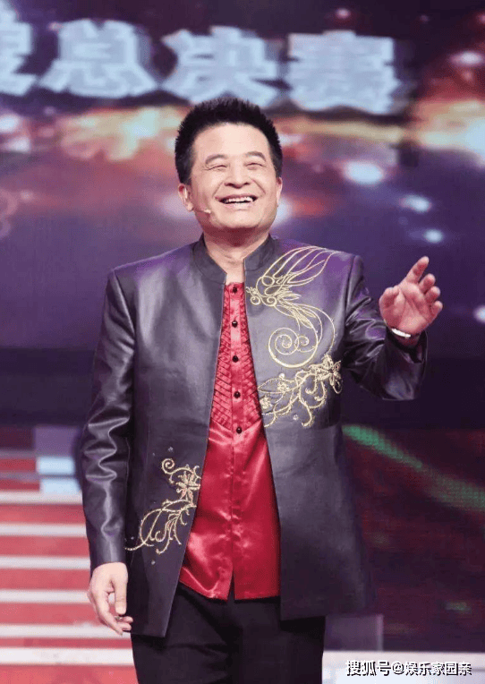 65岁毕福剑罕见露面,和草根明星相聚一堂!拿高额退休金享受生活