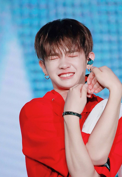 原创百分九挑战花式比心林彦俊太有创意范丞丞用力过猛坤坤可爱