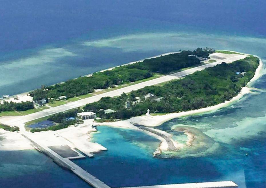 尽管美济礁的礁盘上寸草不生,常常被巨浪所侵蚀,但如果遇到台风时