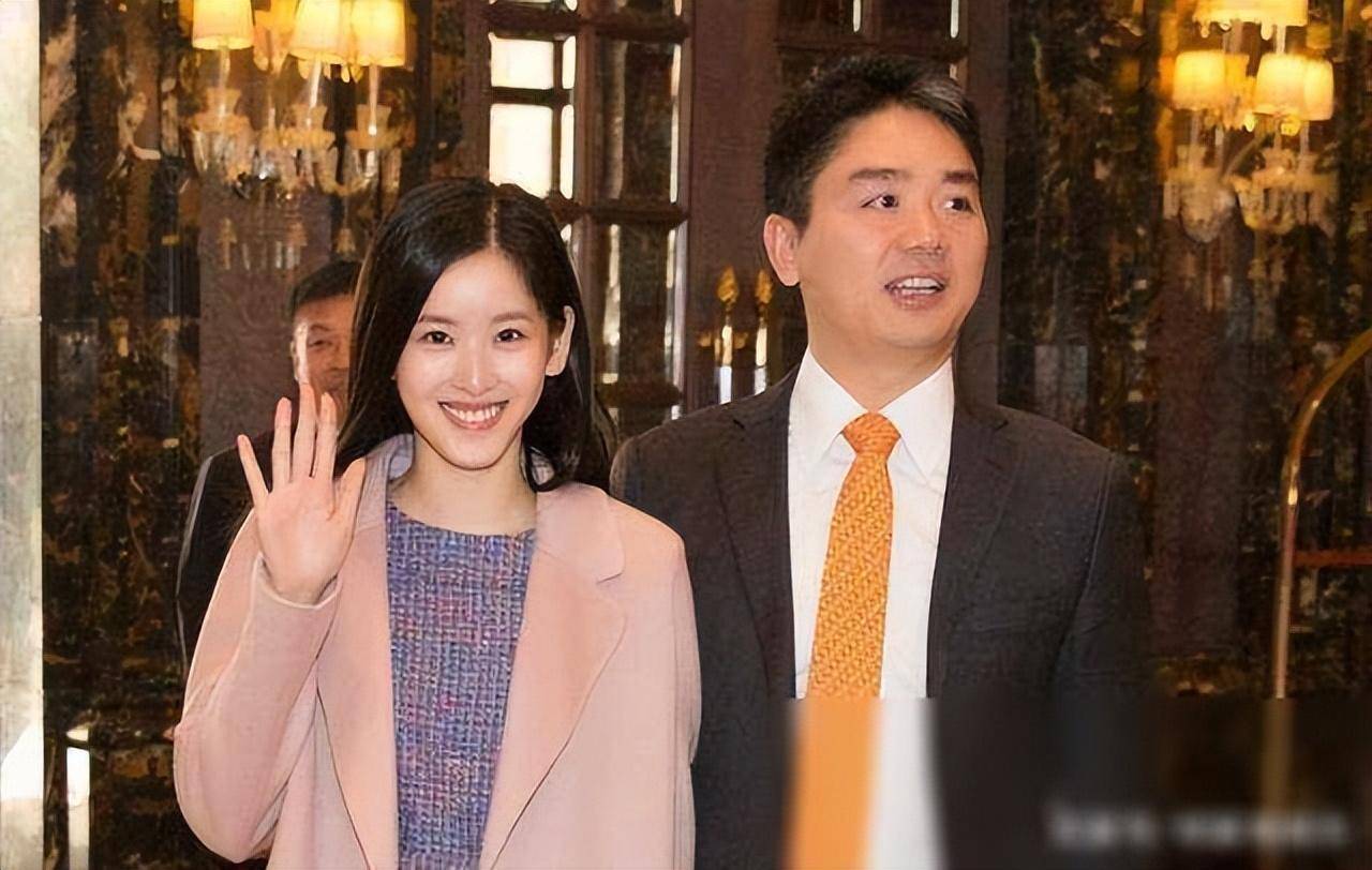 原创她因刘强东走红国外住豪宅开名车生活奢逸如今成为万人迷