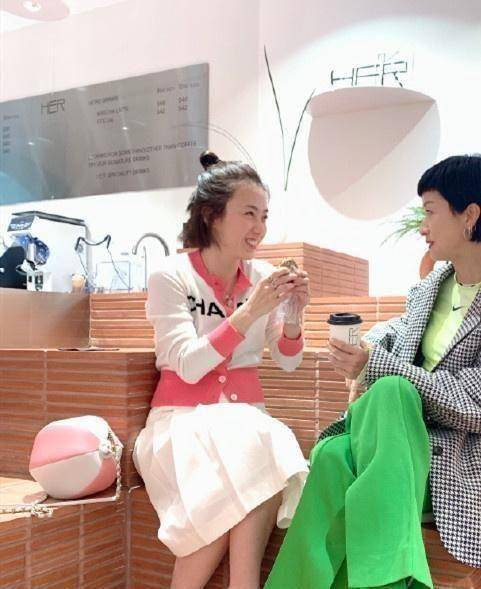 原创被甘比的少女感折服了粉嫩穿搭配半丸子头39岁嫩得宛如学生妹