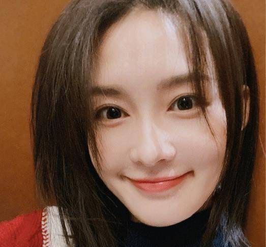 有一种"相见恨晚"叫迪丽热巴和李沁,台下相遇,两人互动太有爱