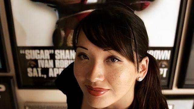 原创2002年美国拳王迎娶韩国粉丝千万资产被挥霍冠军腰带被偷卖