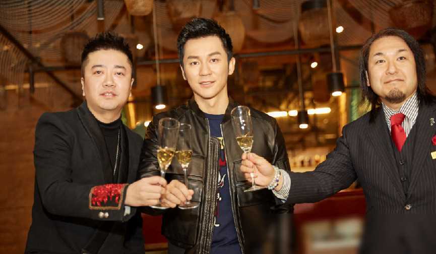 原创亿万富豪李晨拥有九亿四合院与前女友美人相伴