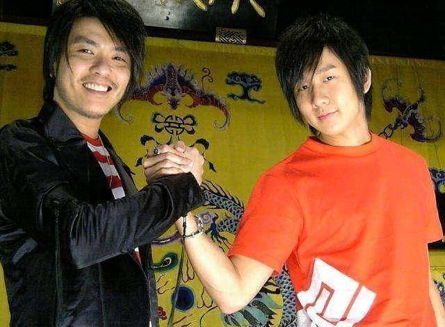 原创阿杜胖到认不出穿大红毛衣配小白鞋倒显年轻却难逃中年发福