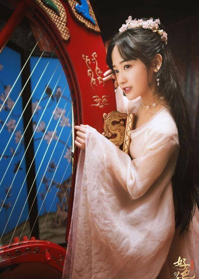 女主郑湫泓饰演的是林洛景,是一位长期沉迷于游戏的宅女,虽是宅女的