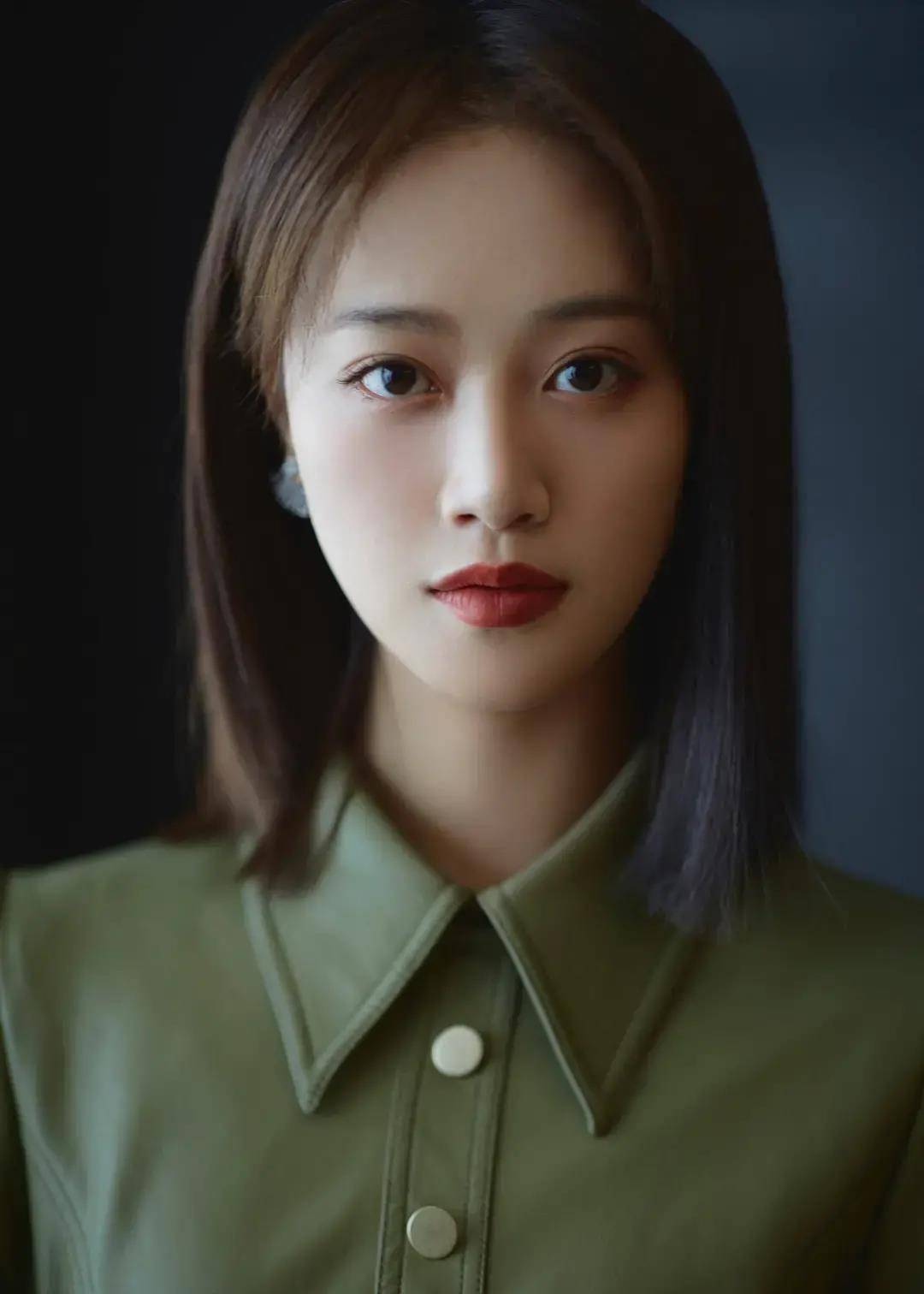 蓝姐王智演的夏洛特烦恼里的秋雅——是全校公认的校花王智校服是校花