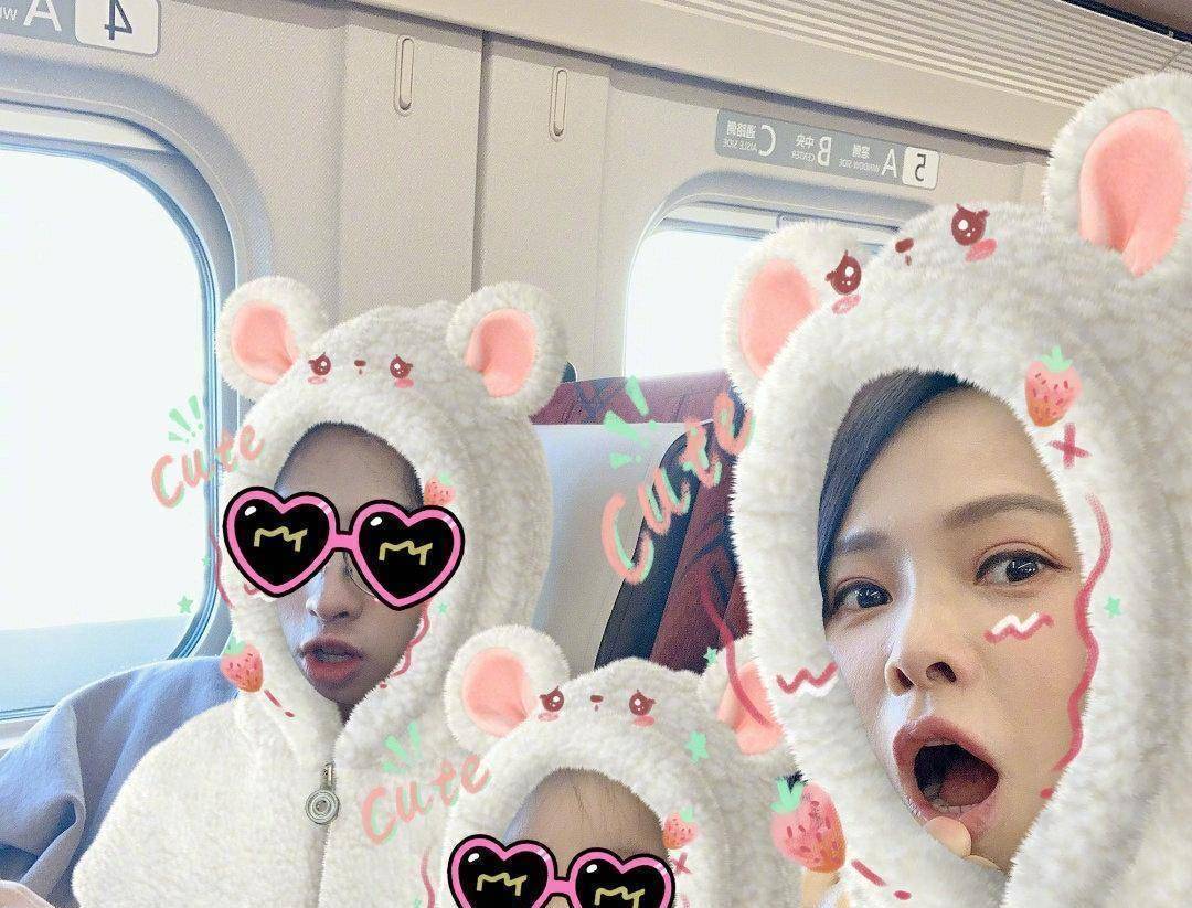 原创伊能静女儿米粒过生日低头许愿的样子超像秦昊夫妻俩的祝福超暖心