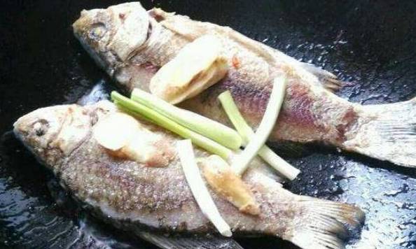 做煎鱼时倒油之前多加这一步骤煎出来的鱼又香又好吃