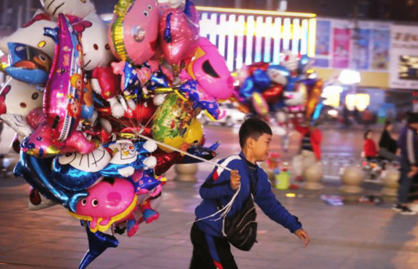 沈阳一景区气球商贩打架,氢气球爆燃,巨大火球炸开!警方介入