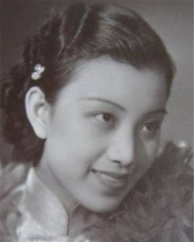 所以她的出生便口中含着金汤匙.严幼韵出生在一个富裕的家庭.