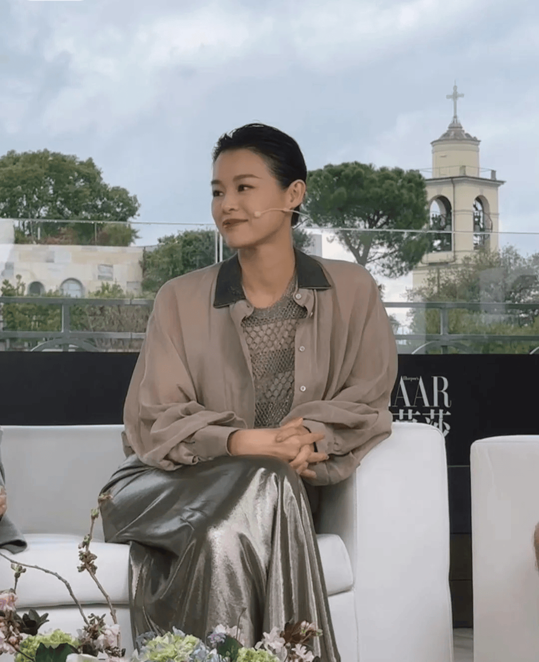 原创胡杏儿直播美照曝光颜值靓丽大长腿吸睛哪像生过3个孩子