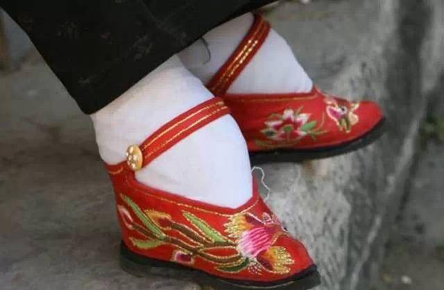 古代给女子裹小脚起源于何时果然是这个最开放的朝代
