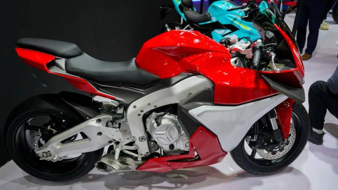 2020年,全行业250仿赛开始大流行,这一年上市了春风250sr,无极250rr