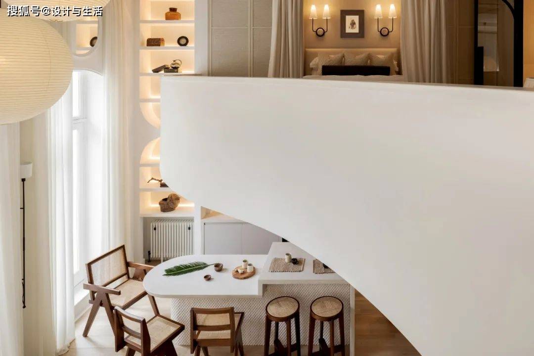 "缘分"走的过程中,marie对位于厄尔宫廷广场的第二座帝国风格建筑一