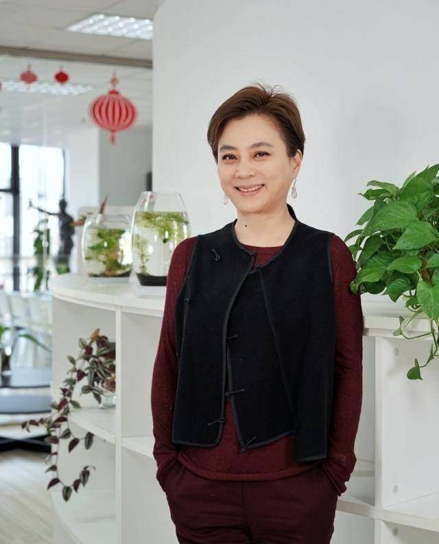 李玲玉这一头干练的短发简直比年轻时更有气质,正如成功女人一般精致