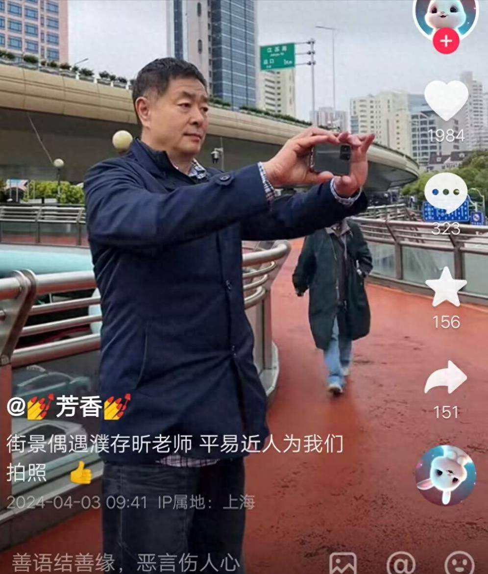 70岁濮存昕被当成老爷爷帮人拍照身体半蹲认真拍出大长腿