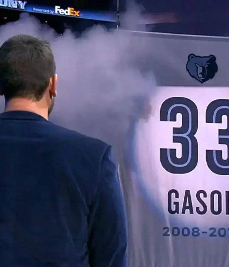 原创小加33号灰熊球衣正式退役生涯狂赚18亿一家四口亮相太幸福