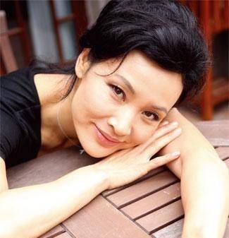 演员陈冲:当红时远走国外,在餐厅当服务员,他们不相信我是影后_电影_