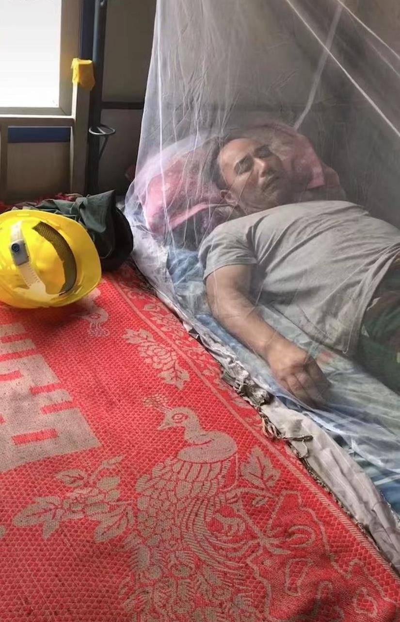 原创旭日阳刚王旭住工地板房穿脏上衣伸手赶苍蝇通铺简陋陈设简单