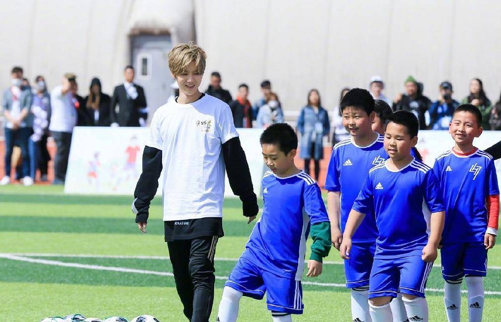 原创鹿晗现身野球场胡子拉碴不惧素颜出镜网友点赞技术比国足好