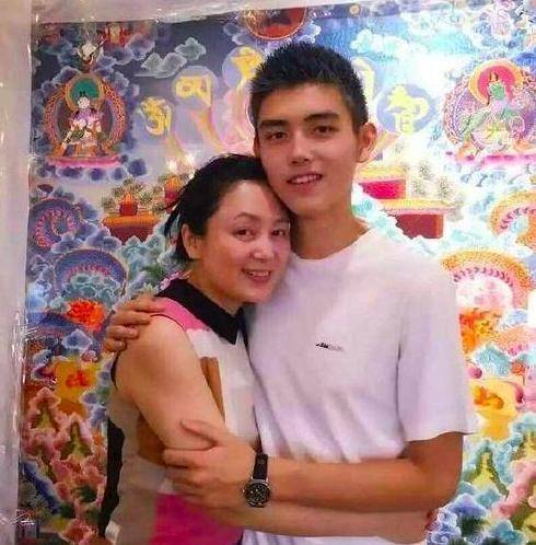 原创20多年前陈红在陈凯歌家拍照她躺在沙发上的样子堪称人间尤物