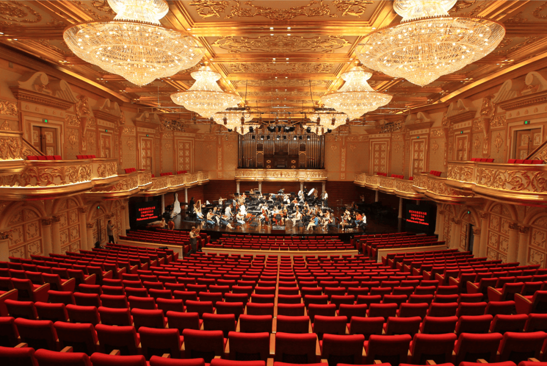 看一场民族舞剧;或是在国际白金五星级的瑞吉酒店,享受一场高端的生活