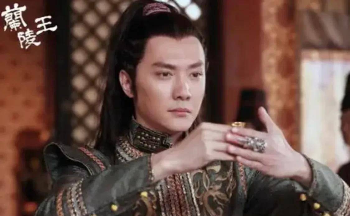 冯绍峰饰演的兰陵王比较深入人心,但是据说是兰陵王的长相比较柔美