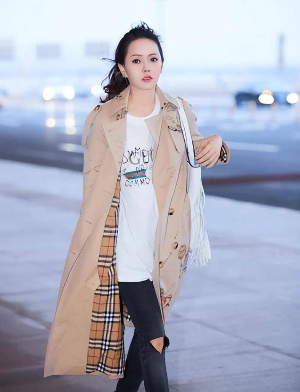 原创伊能静逛商场被偶遇打扮得花枝招展嫩如少女却被网友吐槽终究是56