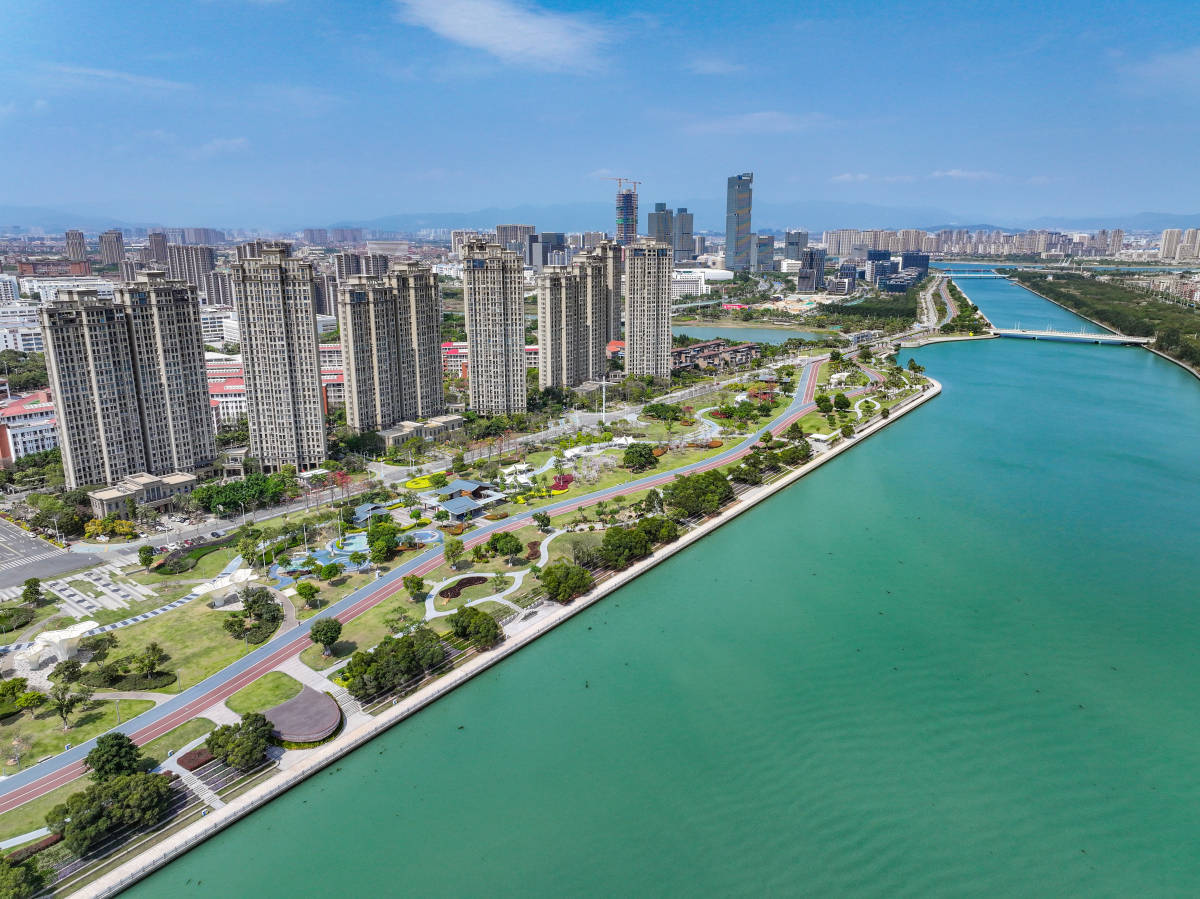在鼓浪屿,我们游览了日光岩,菽庄花园等著名景点,还品尝了当地的特色