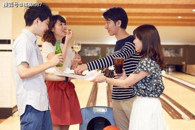 原创饭店老板傻眼高中同学聚会土豪穷人分桌结账尴尬