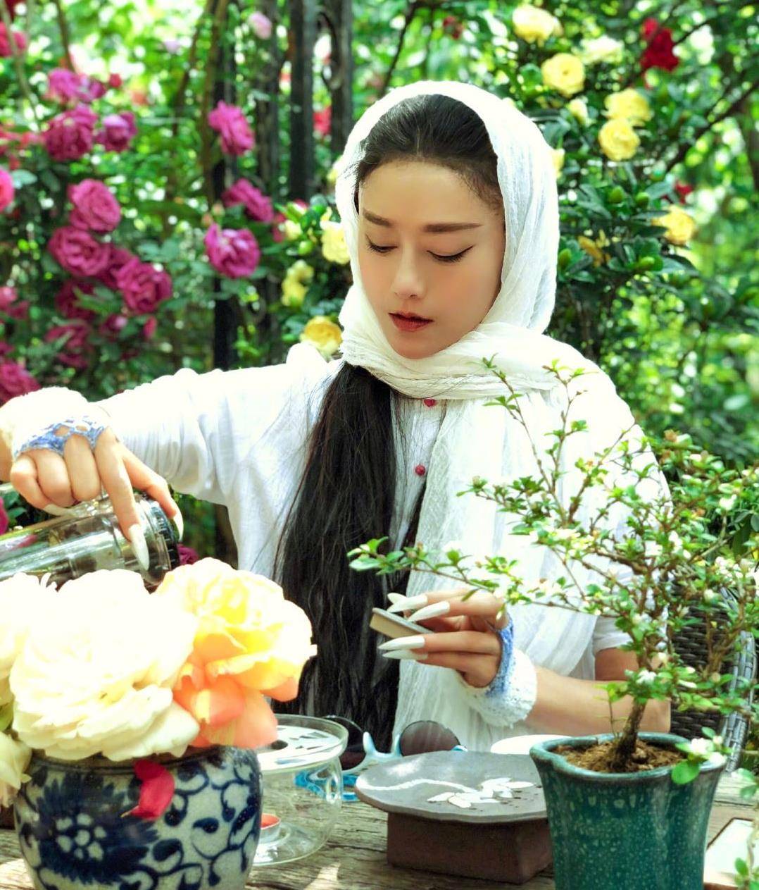 原创63岁杨丽萍乘摩托接地气坐异性身后亲密搭手踩恨天高长甲瞩目