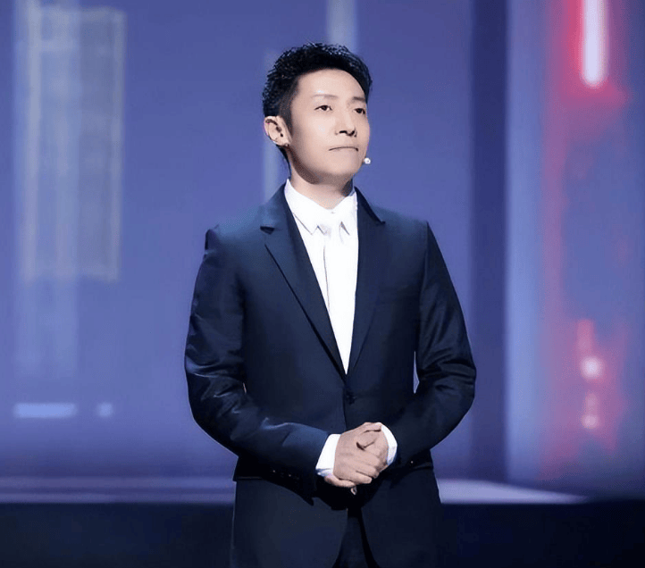 撒贝宁说:"有父母帮衬是平路,没父母帮衬是弯路.父母不帮,过好眼前"