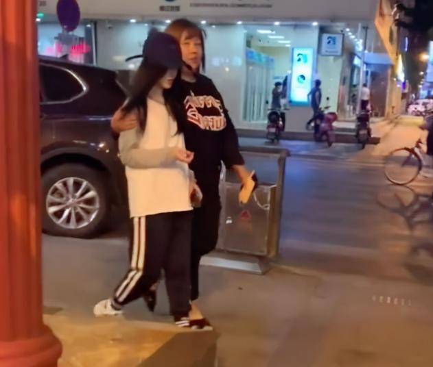 鞠婧祎逛街生怕被人认出来被助理搂着小心翼翼无人靠近好尴尬