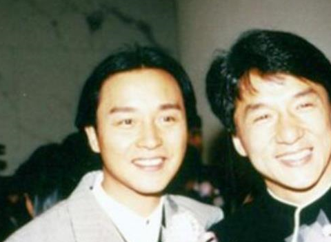 捏过龙哥和刘青云的脸还踢过向华强的椅子想不到哥哥这么牛