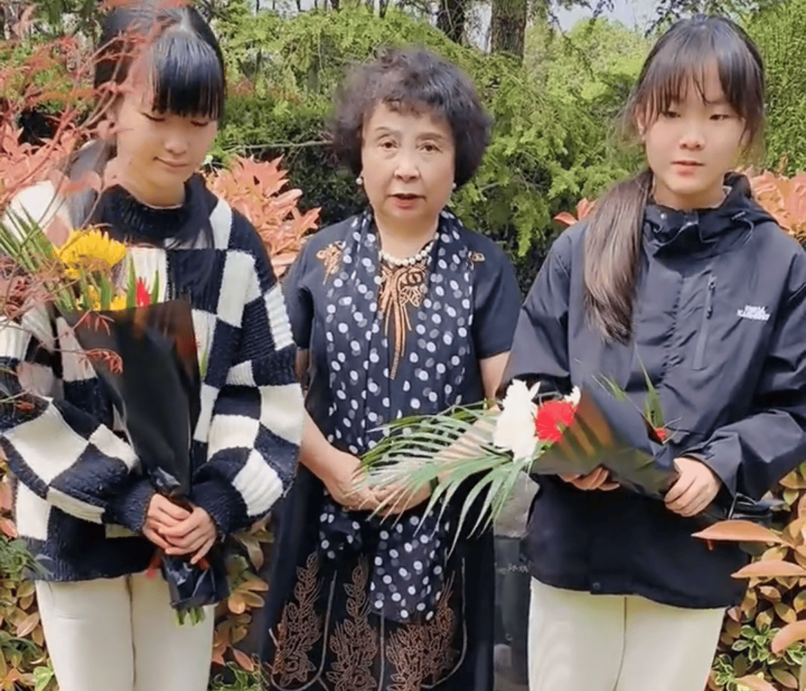 当年决定太对了!74岁盛海琳携14岁女儿悼念亡夫,大女儿28岁去世