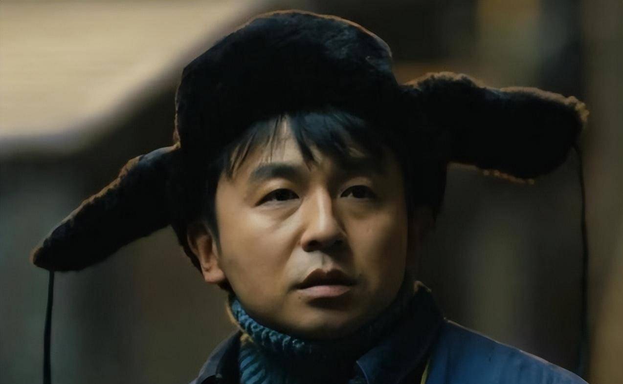 雷佳音在小区被网友偶遇,穿花t恤和拖鞋还扎辫子,一套衣服穿3天