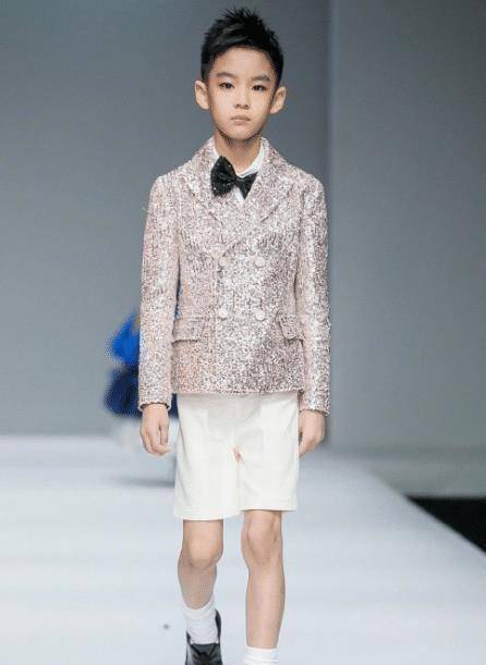 曹颖8岁儿子走秀脸型像爸五官像妈被赞最帅星二代