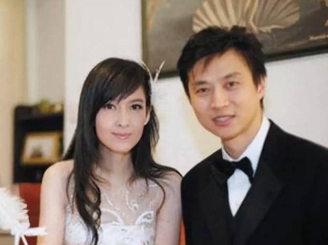 56岁周慧敏近照曝光,脸蛋无皱纹冻龄似少女,结婚16年至今无子