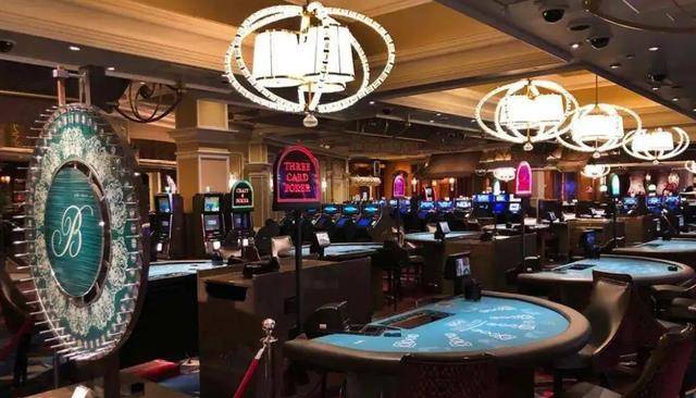 你拿着手中翻了几倍的筹码找到了一个玩百家乐的台桌,规则简单,赔率极