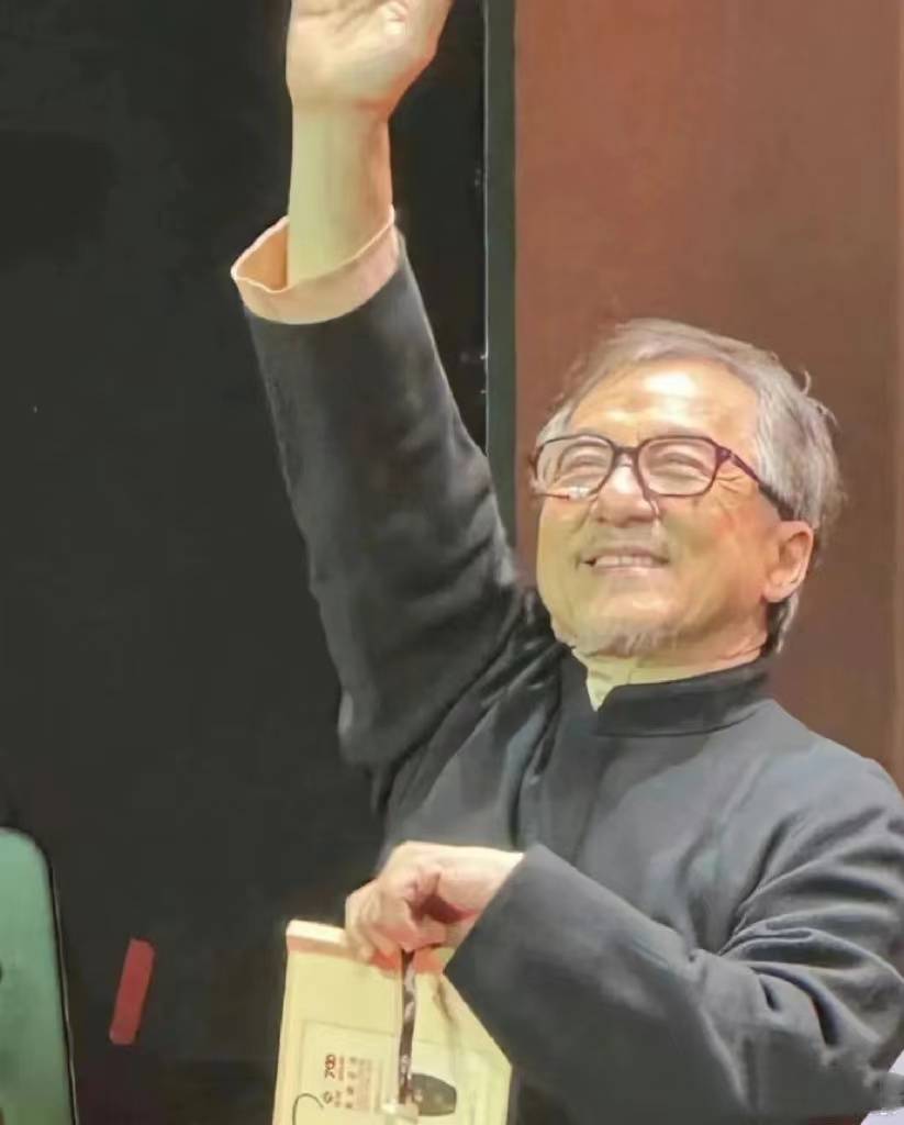 成龙发文庆祝70岁生日能老是件幸运的事