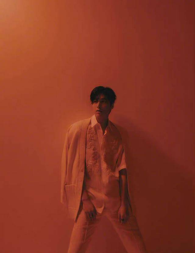 李敏镐终于现身好性感光着膀子穿衬衣拍大片就是比剧差远了